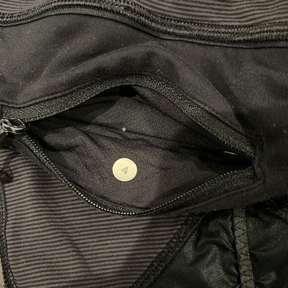Lululemon
Leggings - Reflective bottoms - Picture 8 of 9